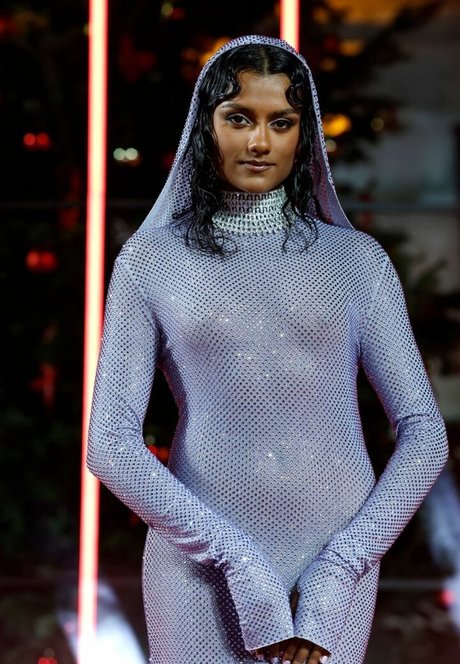 Simone Ashley actrice chaude images