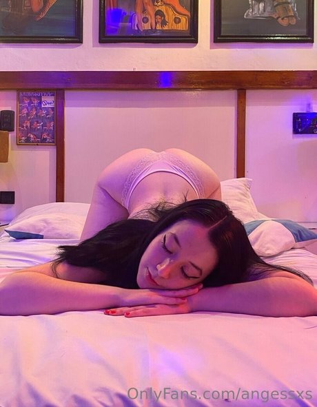 Angelitaauwu actrice chaude galerie
