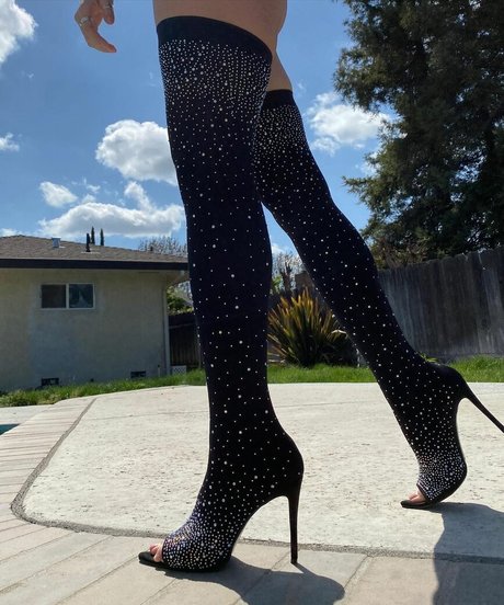 Emmily Mello modèle xxx images