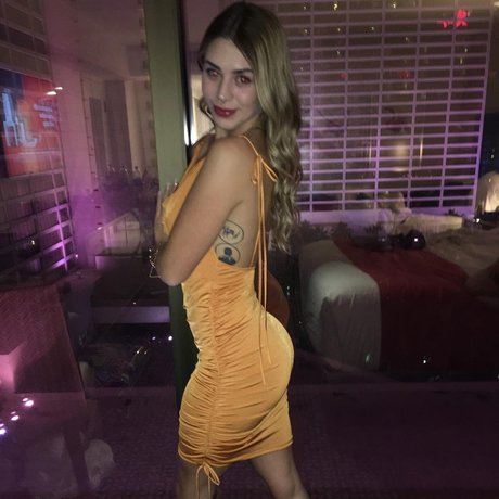 Emmily Mello actrice pornographique photo