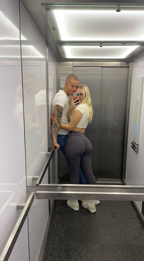 Show Your Girlfriend jolie star du porno galerie