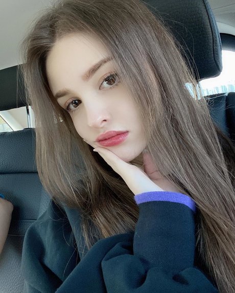 Elina Karimova jolie étoile photos