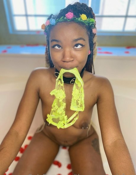 infirmière brune onlyfans top exclusif img