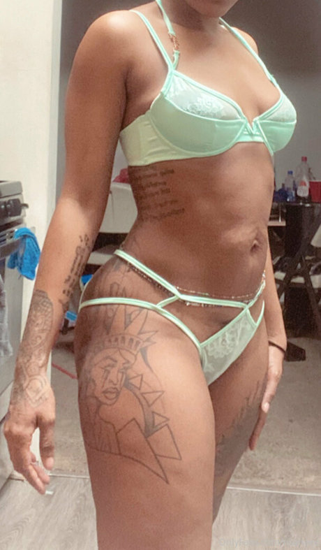 fille courbée dà côté onlyfans xxx sexy des photos