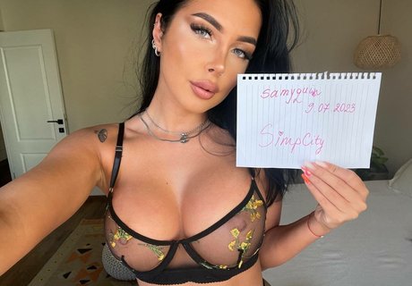 rousse aux gros seins onlyfans chaud et sexy img