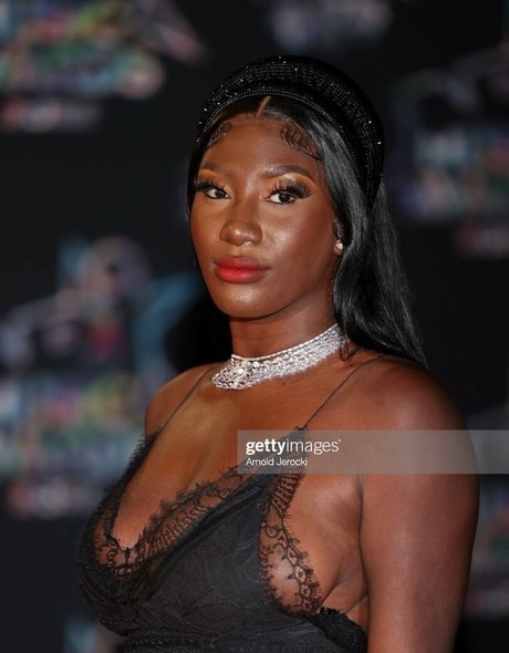 Aya Nakamura étoile de haute qualité img