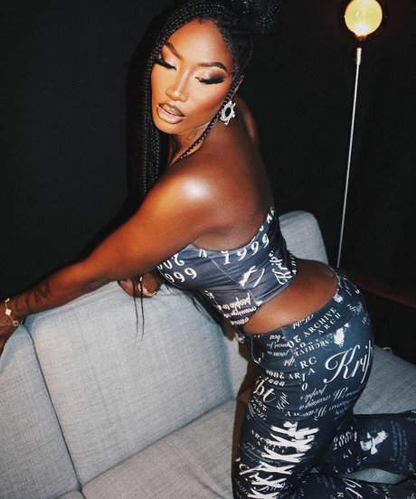 Aya Nakamura actrice érotique photos