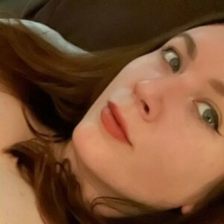 éjacule sur la langue onlyfans gratuit image