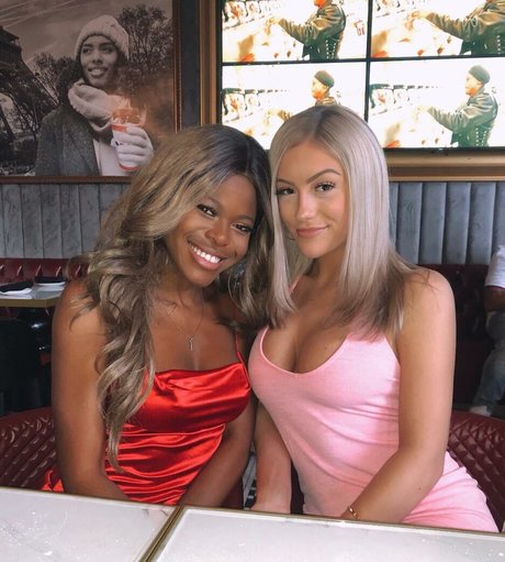 Holly Cloar modèle nu des photos