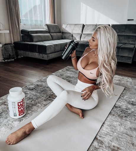 Nikola Rihova étoile érotique img