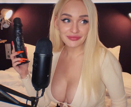 Arina SL modèle chaud image