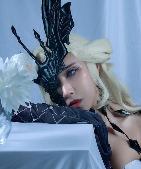 fille courbée dà côté onlyfans haute qualité parfait des photos