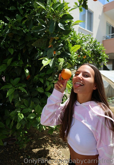 fille courbée dà côté onlyfans meilleur img