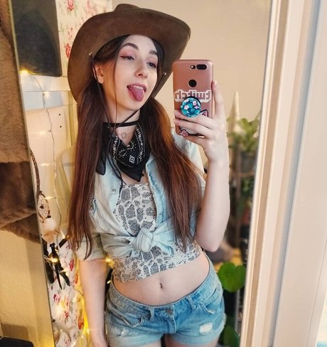 blonde aux gros seins onlyfans sexy érotique photo