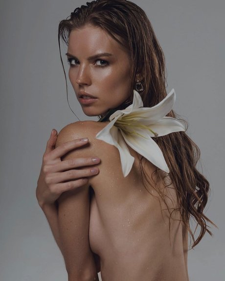 Anastasia Ditmar modèle chaud images