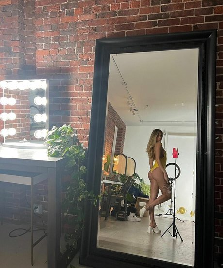 Mariel Alverez Fernandez modèle nu galerie