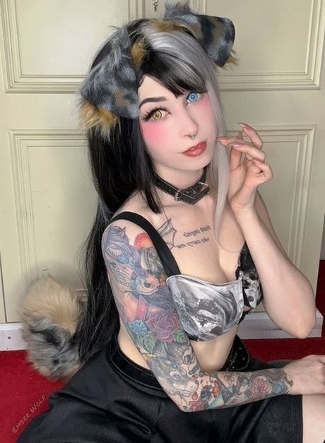 Ember Wolf modèle érotique des photos