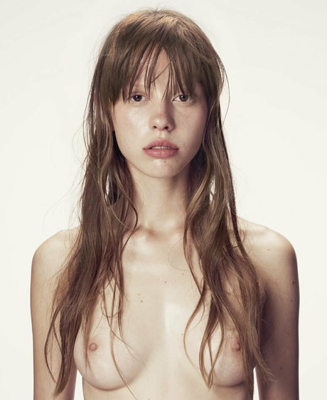 Mia Goth modèle sexy img