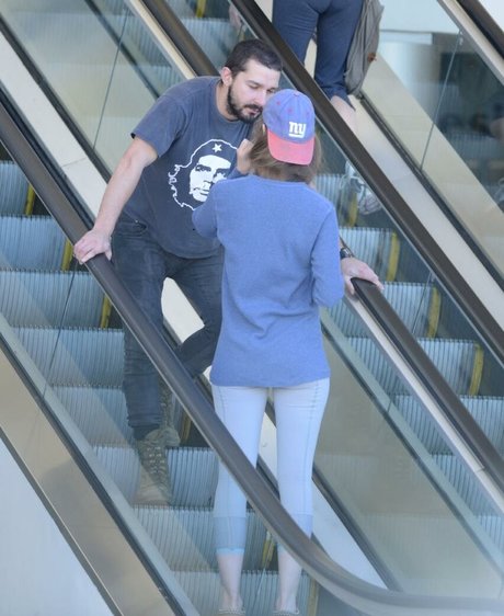 Mia Goth star du porno xxx photo