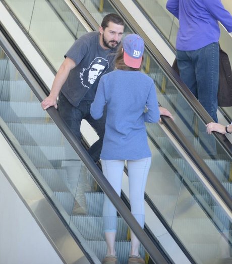 Mia Goth star du porno sympa collection