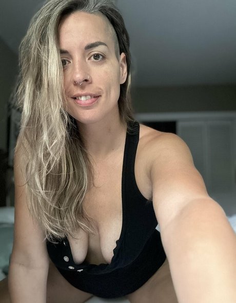 pom-pom girl blonde onlyfans assez érotique des photos