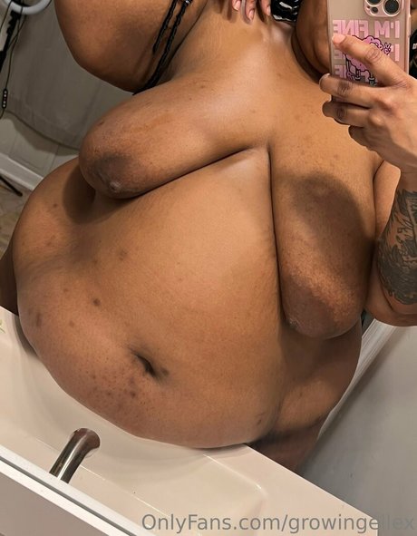 fille courbée dà côté onlyfans qualité supérieure img