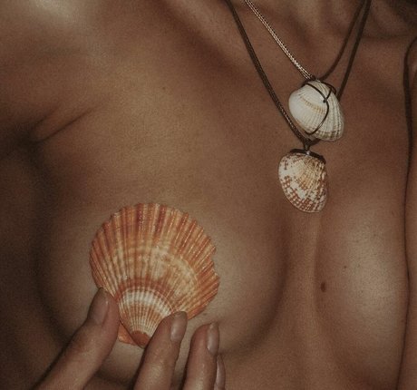 Liora Lapointe modèle sexy photos