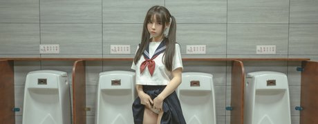 fans asiatiques maigres uniquement exclusif chaud image