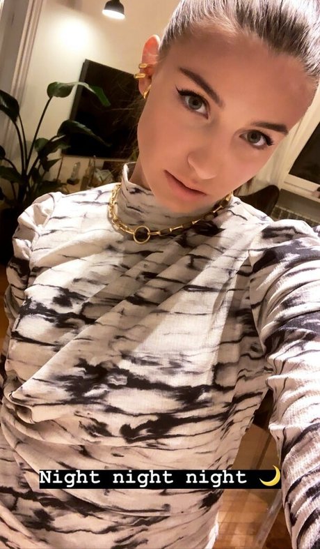 Julia Wieniawa modèles nus images