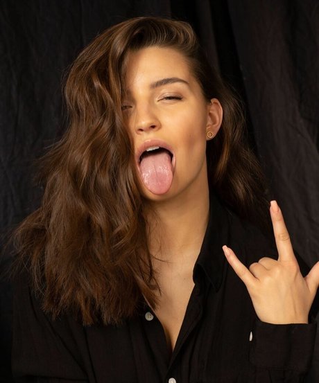 Julia Wieniawa actrice de nus photos