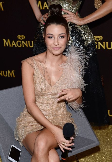 Julia Wieniawa star du porno érotique galeries