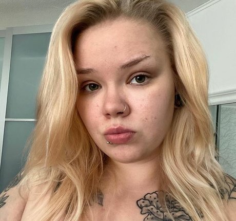 caraharriet star exclusive image