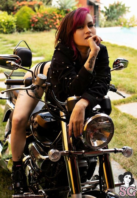 Ninha Suicide actrice libre img