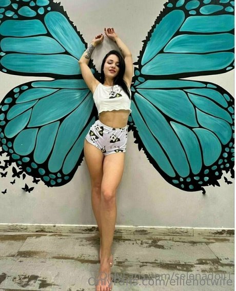 fille courbée dà côté onlyfans belle hd photos