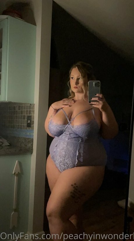 peachyinwonderland actrice chaude galeries