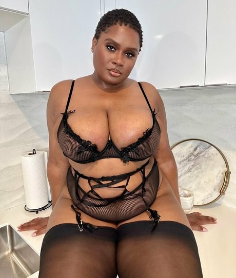 gros seins branlette espagnole onlyfans art chaud photo