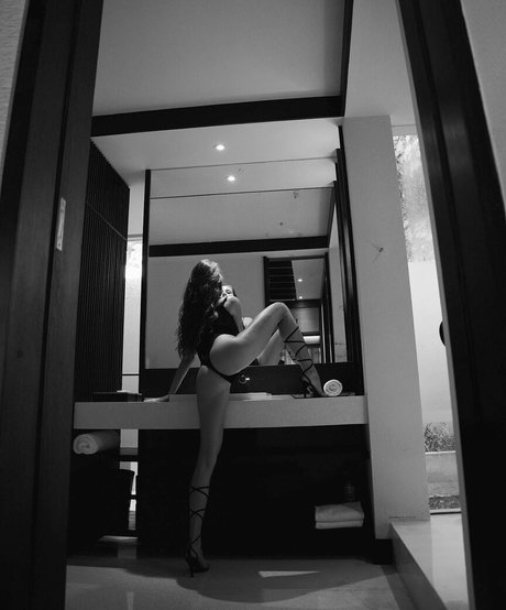 Iulia Girbu art star du porno image