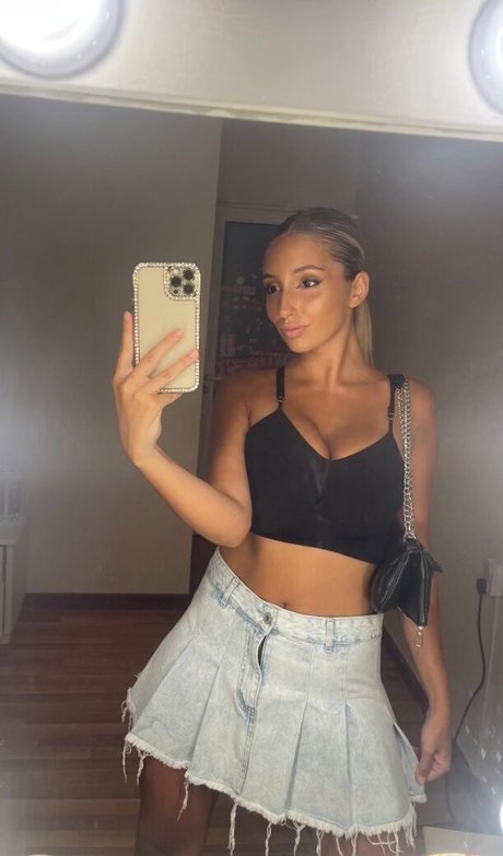 BustyAna actrice nue galerie