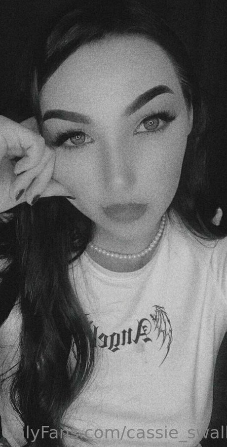 cassie swallows star du porno gratuite image