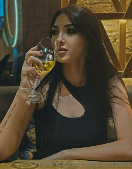 cassie swallows modèle chaud images
