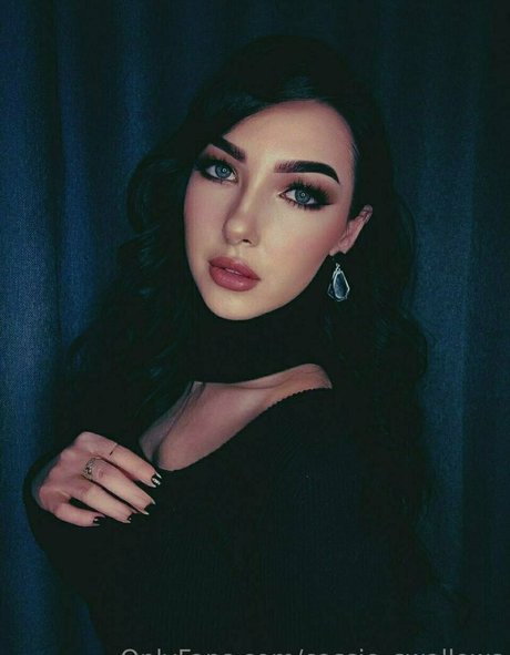 cassie swallows modèle sexy images