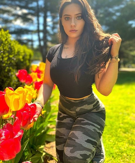 Ali Cortese art modèle photos