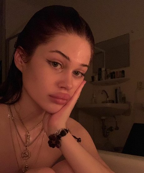 Ariane Ganz star du porno parfaite images