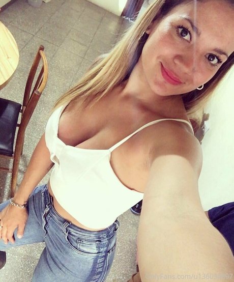 baisers lesbiens onlyfans haut érotique archive