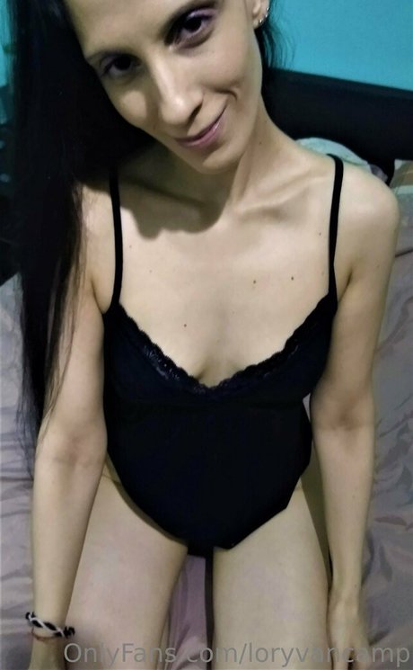 fille courbée dà côté onlyfans top jolie image