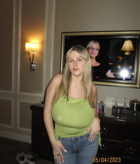 Emily V modèle de haute qualité images