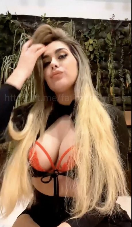 Fatima Segovia haut étoile galeries