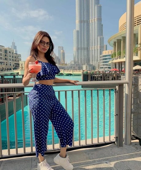 Sherlyn Chopra modèle érotique images