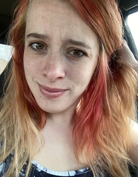 Scarlet Moon modèle nu image