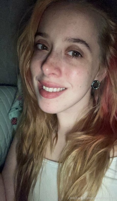 Scarlet Moon modèle de haute qualité des photos